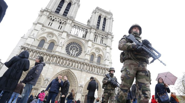 חיילים בנוטרדאם אחרי מתקפת הטרור בפריז (צילום: רויטרס)
