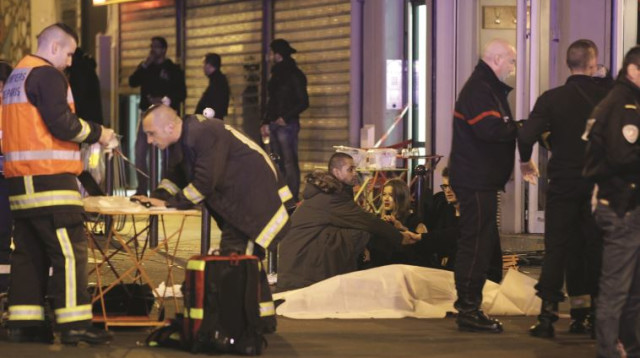 זירת הפיגוע במסעדה בפריז (צילום: רויטרס)