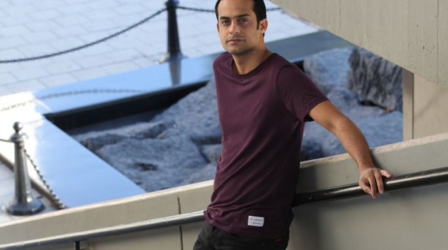 יוגב יפת במדרגות המרפסת של עיריית ת"א, סמוך למקום הרצח ולאנדרטה (צילום: רענן כהן)