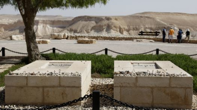 קבריהם של דוד ופולה בן גוריון בשדה בוקר (צילום: משה שי, פלאש 90)