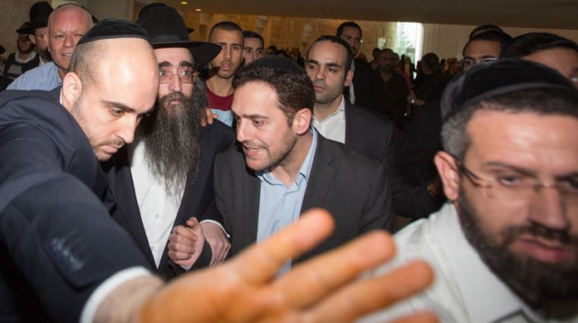 הרב יאשיהו פינטו עוזב את אולם בית המשפט (צילום: יונתן זינדל, פלאש 90)