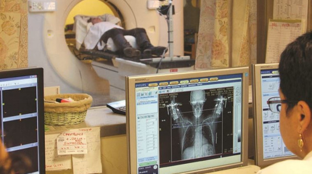 חולה סרטן עובר בדיקה בבית חולים (צילום: חן לאופולד, פלאש 90)