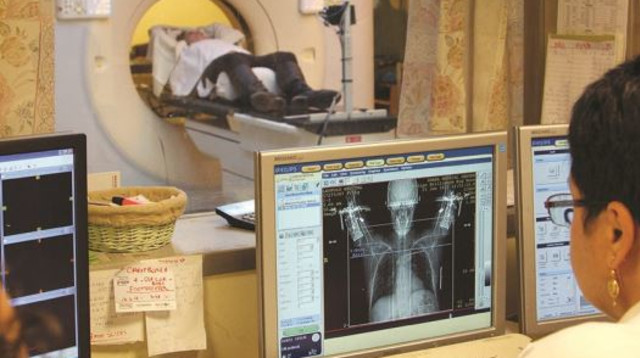 חולה סרטן עובר בדיקה בבית חולים (צילום: חן לאופולד, פלאש 90)