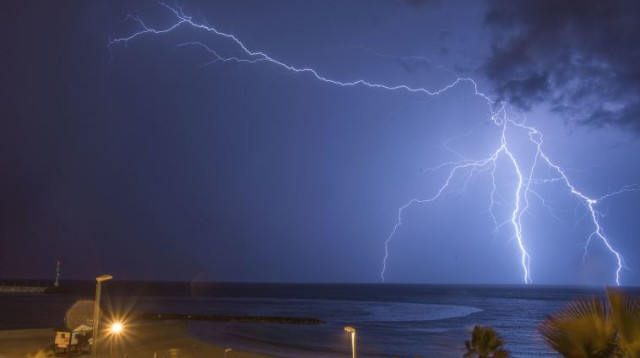 ברקים באשקלון, מזג אוויר (צילום: אדי ישראל פלאש 90)