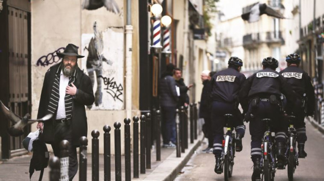 חרדי בפריז חולף על פני משטרה (צילום: Getty images)