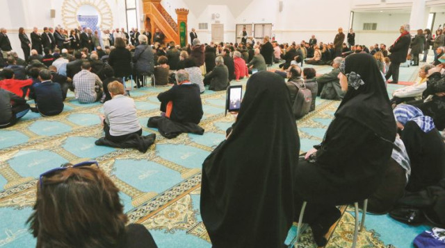 קהילה מוסלמית בפריז (צילום: רויטרס)