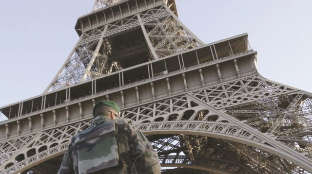 חיילים במגדל אייפל (צילום: רויטרס)