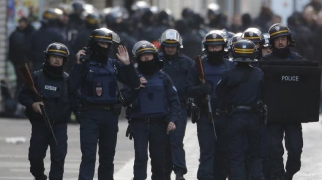 פשיטה משטרתית בסן דני (צילום: רויטרס)