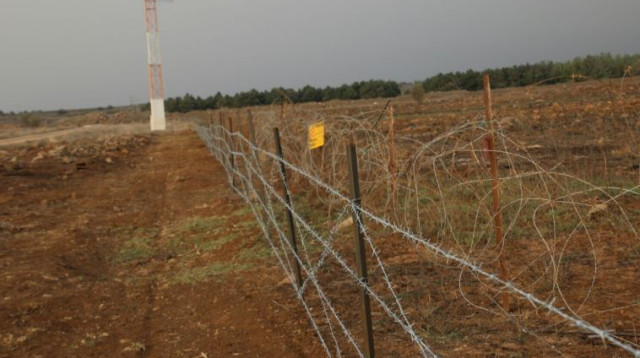 שחזור גדרות מסביב לשדות מוקשים ברמת הגולן (צילום: דובר צה"ל)