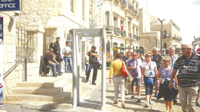 המגנומטרים בכניסה לרובע. ״בדיקות סלקטיביות״ (צילום: מרק ישראל סלם)