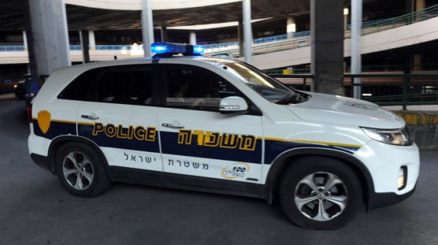 ניידת משטרה בפיגוע בבניין פנורמה בתל אביב (צילום: אבשלום ששוני)