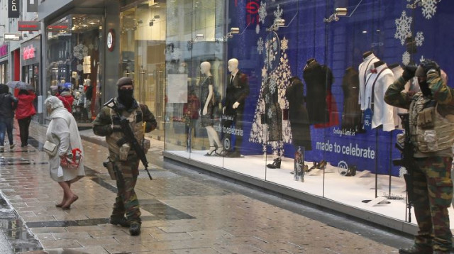 חיילים בלגיים ברחובות בריסל (צילום: רויטרס)