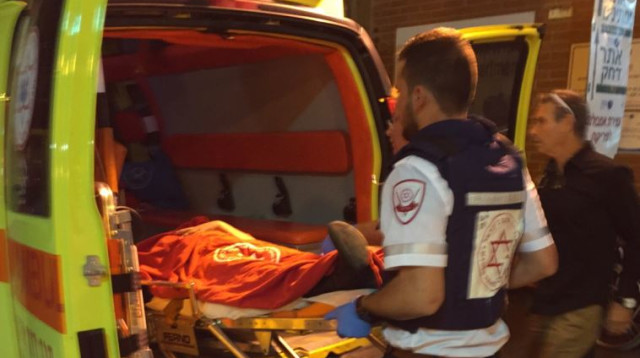 דקירה בקרית גת (צילום: דוברות מד"א)