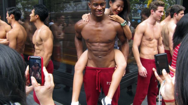 גימיק פרסומי של חברת אברקומבי אנד פיץ' בסינגפור (צילום: רויטרס)