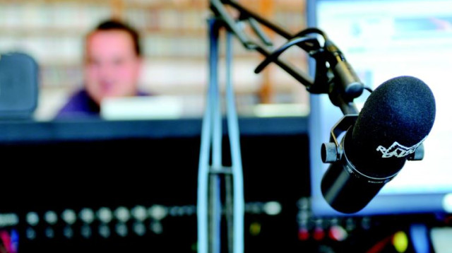 מיקרופון באולפן רדיו (צילום: אינגאימג')