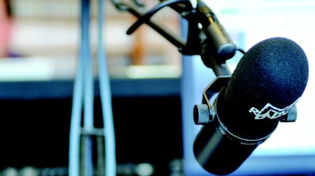 מיקרופון באולפן רדיו (צילום: אינג'אימג')