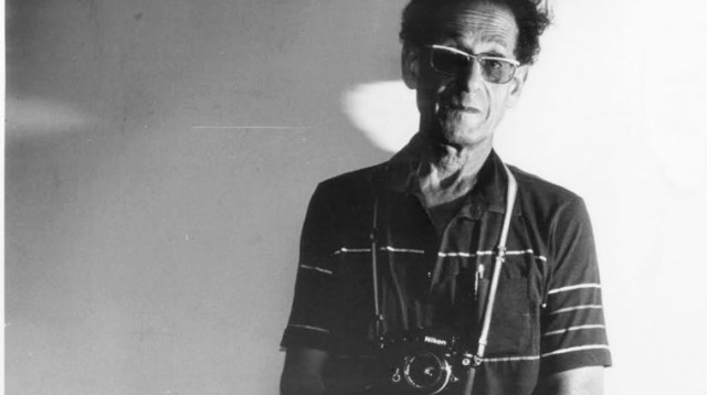 אברהם ורד צלם במחנה (צילום: ראובן קסטרו)