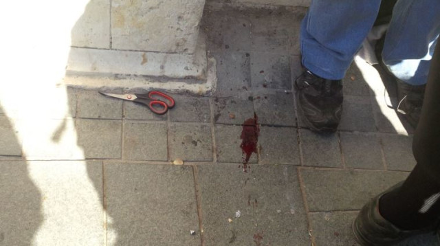 מספריים בזירת הפיגוע סמוך למחנה יהודה בירושלים (צילום: מדברים תקשורת)