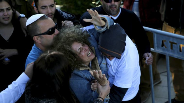 אמו של זיו מזרחי ז"ל בלווייתו (צילום: רויטרס)