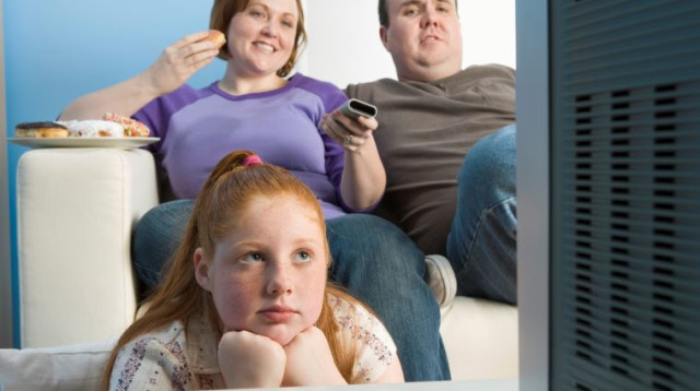 ילדה צופה בטלווזיה (צילום: אינגאימג)