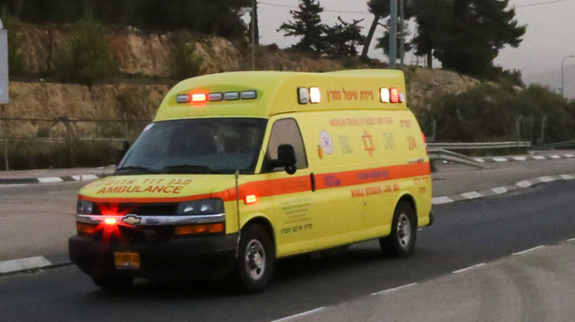 ניידת טיפול נמרץ, אמבולנס (צילום: גרשון אלינסון, פלאש 90)