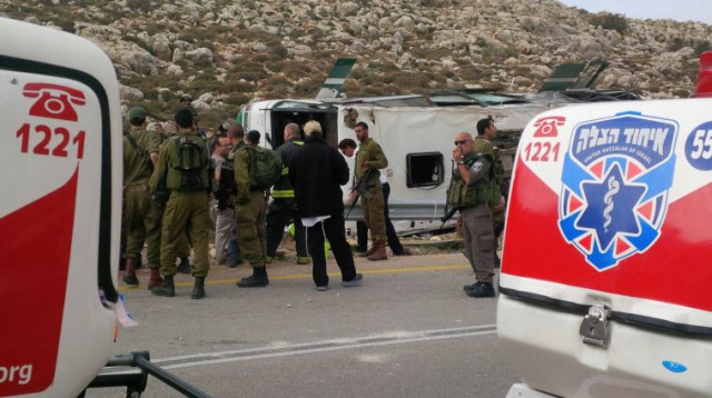 התהפכות האטובוס בבנימין (צילום: דוברות איחוד הצלה)