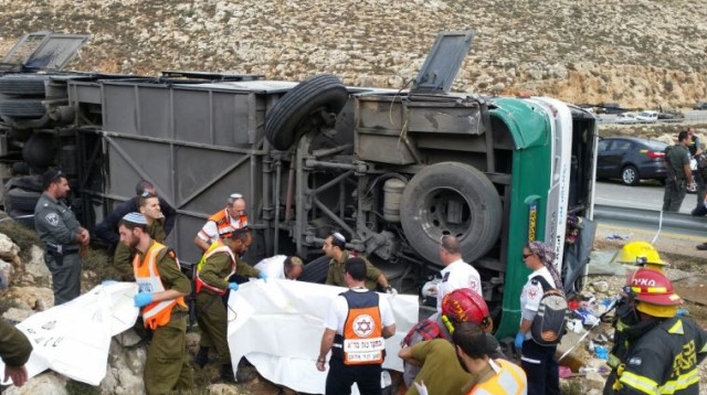 התהפכות אוטובוס סמוך לכוכב השחר, בנימין (צילום: דוברות מד"א)