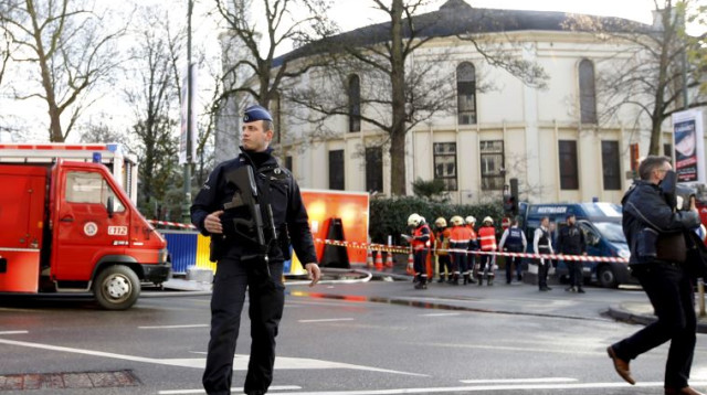 צוותי חיטוי ומכבי אש מחוץ למסגד הראשי בבריסל (צילום: רויטרס)
