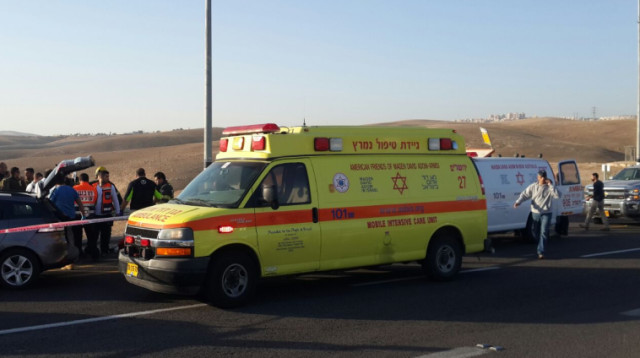 זירת פיגוע הדריסה בצומת כפר אדומים (צילום: דוברות מד"א)