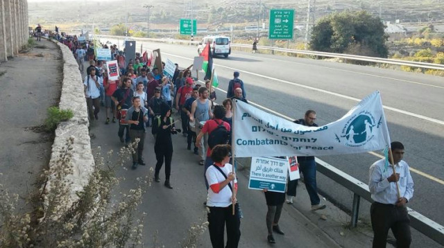 הפגנת יהודים וערבים ליד מחסום המנהרות (צילום: לוחמים לשלום)