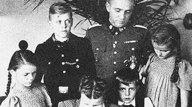 משפחת הס, רודולף במרכז (צילום: ריינר הס ומוזאון השואה בוושינגטון)