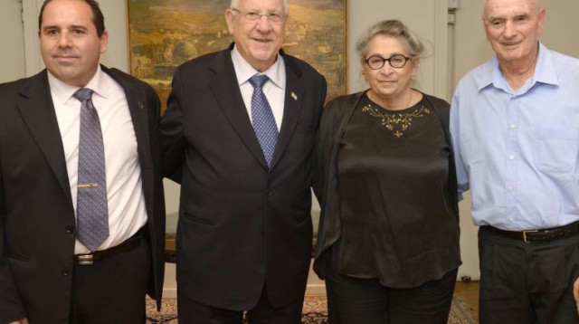נשיא המדינה ראובן ריבלין ורעייתו עם עוזי מור ושגיא בנאו  (צילום: מארק ניימן, לע"מ)