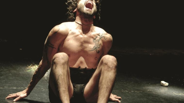 מתוך המופע "הבהמה – באגים" (צילום: עדי עופר)