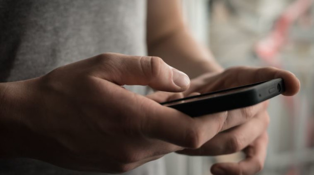 שליחת מסרון (צילום: אינגאימג)