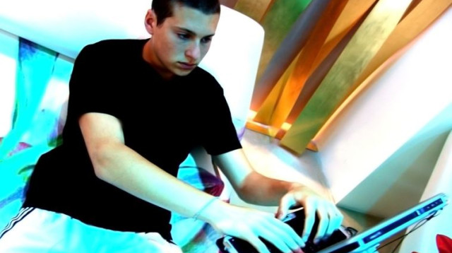 נער מול מחשב (צילום: SXC)