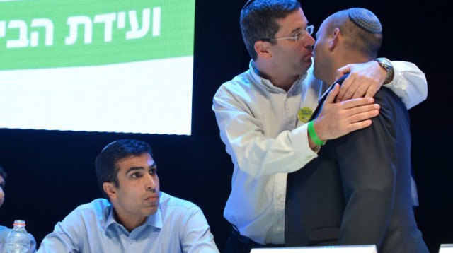 נפתלי בנט ואבי וורצמן בוועידת הבית היהודי בשנה שעברה (צילום: פלאש 90)