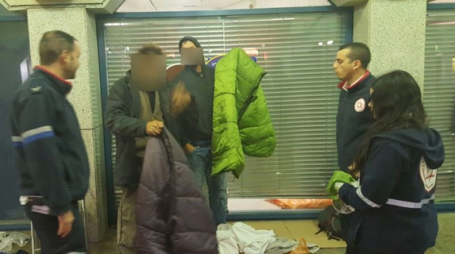 חלוקת שמיכות למחוסרי בית (צילום: דוברות מד"א)