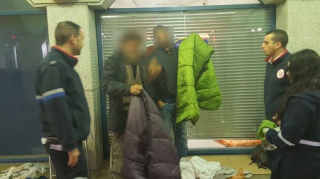 חלוקת שקי שינה לדרי רחוב ע"י מד"א (צילום: דוברות מד"א)
