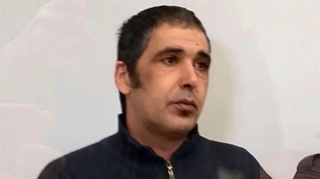 אילן בן עמי בבית המשפט לפני עדותו (צילום: מור שמעוני)