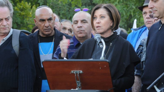 זבהב גלאון סופדת ליוסי שריד  (צילום: אבשלום ששוני)