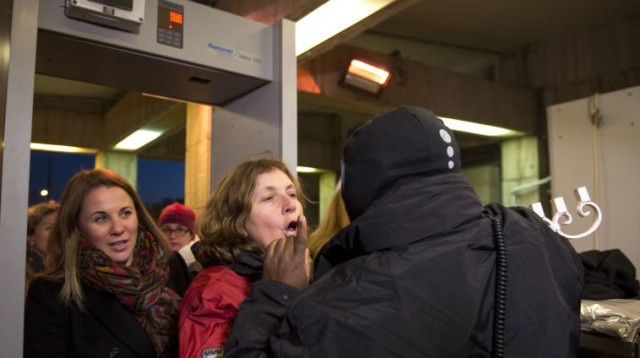 נשות הכותל מדליקות נר ראשון של חנוכה (צילום: דניאל שטרית)