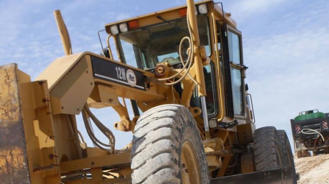 סלילת כביש (צילום: סאמר אבו-מפרח)