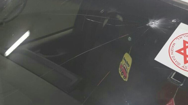 השמשה הסדוקה של האמבולנס (צילום: דוברות מד"א)