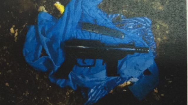 הנשק שנתפס אצל תושבי נצרת החשודים בהצטרפות לדאעש (צילום: תקשורת שב"כ)