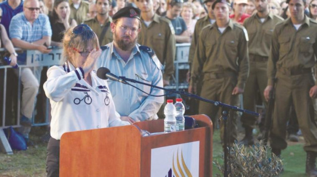 ורדה פומרנץ בלוויית בנה, דניאל פומרנץ (צילום: אבשלום ששוני)