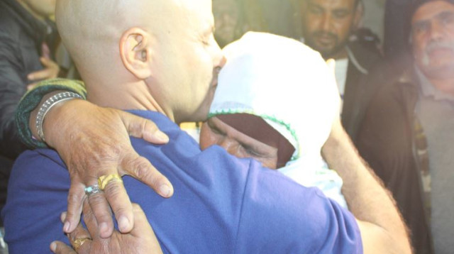 המפגש הראשון בין האסיר המשוחרר עודה טראבין לאמו (צילום: יאסר עוקבי)