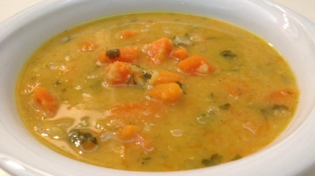 מרק עדשים כתומות ודלעת (צילום: מוטי בר און)