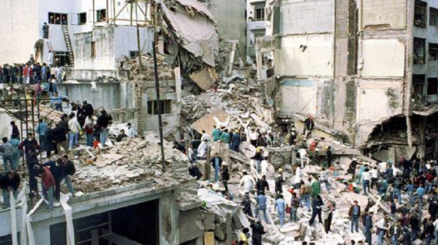 פעולות החילוץ לאחר הפיגוע בבניין הקהילה היהודית בבואנוס איירס (צילום: רויטרס)