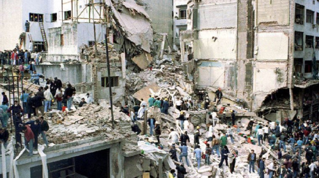 פעולות החילוץ לאחר הפיגוע בבניין הקהילה היהודית בבואנוס איירס (צילום: רויטרס)