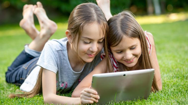 בנות המסכים (צילום: ingimage ASAP)